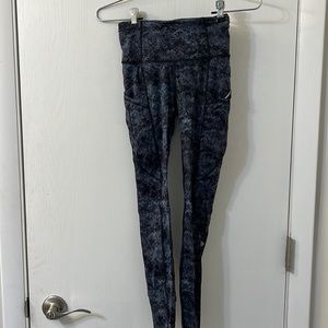 Lululemon leggings blue/black/gray snakeskin-like pattern